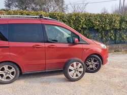Rosso Usata 2015 Ford Tourneo Courier Monovolume | 5200 € (Buon prezzo)