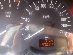 Grigio Usata 2002 Opel Corsa Tre volumi | 300 €