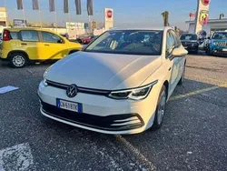Bianco Usata 2023 VW Golf VIII Style Due volumi | 28.990 € (Buon prezzo)