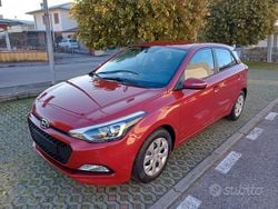 Rosso Usata 2018 Hyundai i20 Comfort Tre volumi | 9500 € (Buon prezzo)