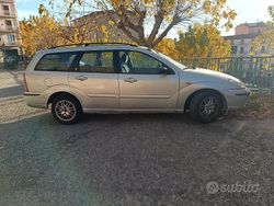 Grigio Usata 2002 Ford Focus Tre volumi | 1500 € (Buon prezzo)