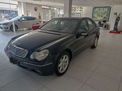 Blu/azzurro Usata 2000 Mercedes C240 Elegance Tre volumi | 4800 €