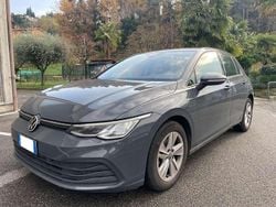 Dolphin grey Usata 2021 VW Golf VIII Life Tre volumi | 17.700 € (Buon prezzo)