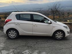 Bianco Usata 2013 Hyundai i20 Tre volumi | 7000 € (Molto cara)