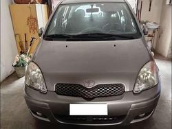 Argento Usata 2004 Toyota Yaris Luna Tre volumi | 3000 € (Buon prezzo)