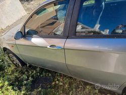 Grigio Usata 2004 Alfa Romeo 147 Due volumi | 500 €