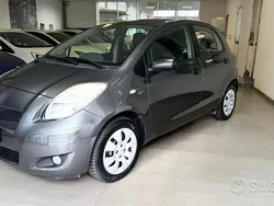 Grigio Usata 2011 Toyota Yaris Tre volumi | 4190 € (Buon prezzo)