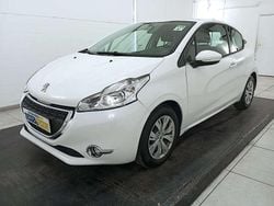 Bianco metallizzato Usata 2013 Peugeot 208 Active Due volumi | 6900 € (Buon prezzo)