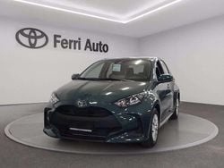 Verde Nuova 2025 Toyota Yaris Hybrid Active Tre volumi | 19.900 € (Buon prezzo)