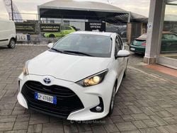 Bianco Usata 2023 Toyota Yaris Hybrid Lounge Tre volumi | 17.490 € (Buon prezzo)