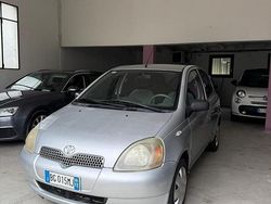 Argento Usata 2000 Toyota Yaris Tre volumi | 2000 € (Cara)