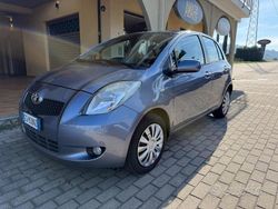 Grigio Usata 2010 Toyota Yaris Tre volumi | 5500 € (Buon prezzo)