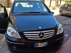 Nero Usata 2007 Mercedes 180 Tre volumi | 3300 €
