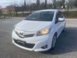 Bianco Usata 2013 Toyota Yaris Lounge Tre volumi | 5900 € (Buon prezzo)