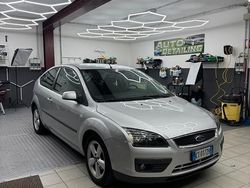 Grigio Usata 2005 Ford Focus Tre volumi | 2900 € (Buon prezzo)