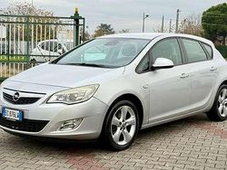 Argento Usata 2010 Opel Astra Tre volumi | 5900 € (Buon prezzo)