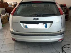 Grigio Usata 2007 Ford Focus Tre volumi | 2500 € (Buon prezzo)