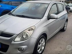 Grigio Usata 2011 Hyundai i20 Comfort Tre volumi | 3500 € (Buon prezzo)