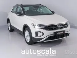 Grigio scuro metallizzato Usata 2023 VW T-Roc Life SUV | 21.990 € (Buon prezzo)