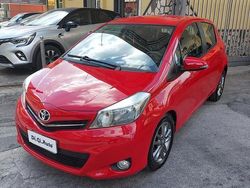 Rosso Usata 2014 Toyota Yaris Lounge Tre volumi | 6500 € (Buon prezzo)