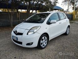 Bianco Usata 2011 Toyota Yaris Sol Tre volumi | 4800 € (Buon prezzo)