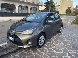 Grigio Usata 2016 Toyota Yaris Tre volumi | 5800 € (Ottimo prezzo)