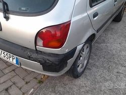 Usata 2002 Ford Fiesta Due volumi | 800 € (Ottimo prezzo)