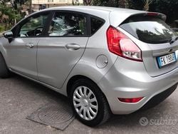 Grigio Usata 2017 Ford Fiesta Tre volumi | 4300 € (Ottimo prezzo)