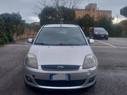 Grigio Usata 2008 Ford Fiesta Ghia Due volumi | 3500 € (Buon prezzo)