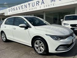 Bianco Usata 2022 VW Golf Life Tre volumi | 20.900 € (Buon prezzo)