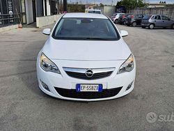 Bianco Usata 2013 Opel Astra Cosmo Tre volumi | 4900 € (Buon prezzo)