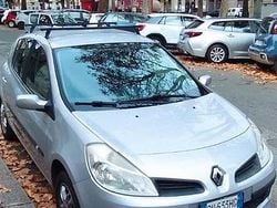 Grigio Usata 2009 Renault Clio II Tre volumi | 2300 € (Buon prezzo)