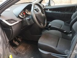 Verde Usata 2009 Peugeot 207 Tre volumi | 2900 € (Molto cara)