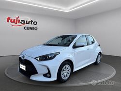 Super white gloss Usata 2023 Toyota Yaris Hybrid Active Tre volumi | 15.400 € (Ottimo prezzo)