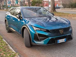 Blu/azzurro Usata 2023 Peugeot 408 GTi Tre volumi | 28.000 € (Buon prezzo)