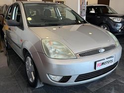 Argento Usata 2004 Ford Fiesta Ghia Tre volumi | 1999 € (Buon prezzo)