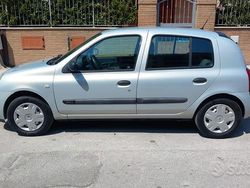Grigio Usata 2004 Renault Clio II Tre volumi | 2400 €
