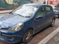 Blu Usata 2006 Renault Clio II Tre volumi | 2000 €