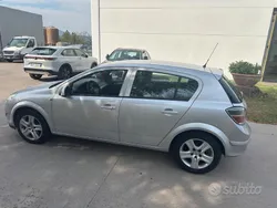 Argento Usata 2010 Opel Astra Tre volumi | 1990 € (Ottimo prezzo)