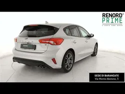 Grigio chiaro Usata 2020 Ford Focus ST-Line Tre volumi | 16.490 € (Buon prezzo)
