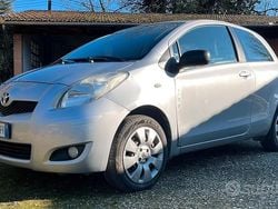 Grigio Usata 2007 Toyota Yaris Tre volumi | 3800 € (Buon prezzo)