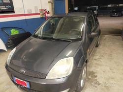 Grigio Usata 2003 Ford Fiesta Tre volumi | 1500 € (Buon prezzo)