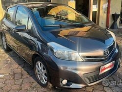 Grigio Usata 2011 Toyota Yaris Lounge Tre volumi | 4500 € (Ottimo prezzo)