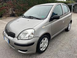 Grigio Usata 2004 Toyota Yaris Tre volumi | 1599 € (Ottimo prezzo)