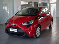 Rosso / apple red Usata 2020 Toyota Aygo Cool Due volumi | 11.700 € (Buon prezzo)