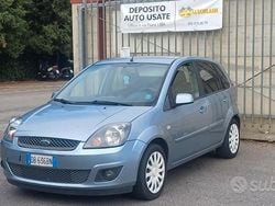 Grigio Usata 2008 Ford Fiesta Ghia Tre volumi | 2400 € (Buon prezzo)