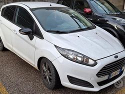 Bianco Usata 2013 Ford Fiesta Tre volumi | 4700 € (Buon prezzo)