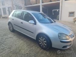 Usata 2004 VW Golf V Due volumi | 2500 € (Molto cara)
