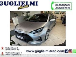 Grigio Nuova 2025 Toyota Yaris Hybrid Active Tre volumi | 19.590 € (Buon prezzo)