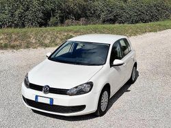 Bianco Usata 2012 VW Golf VII Comfortline Tre volumi | 6800 € (Buon prezzo)